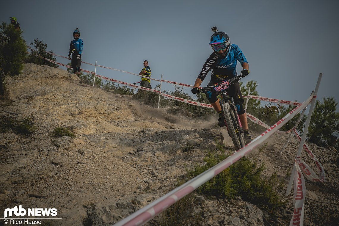 Ines Thoma hatte leider mehrere Platten auf Stage 1 und eine extrem zerdellte Felge zu beklagen und liegt aktuell auf dem letzten Rang Ines Thoma hatte leider mehrere Platten auf Stage 1 und eine extrem zerdellte Felge zu beklagen und liegt aktuell auf dem letzten Rang