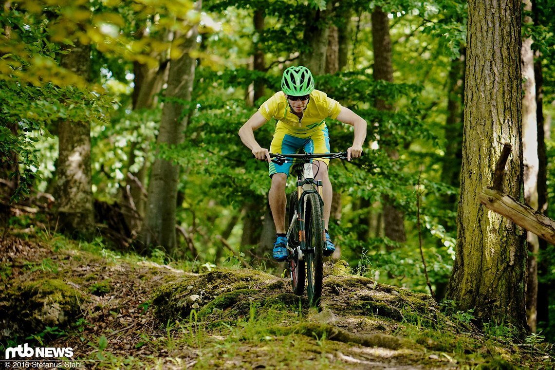 Im Praxiseinsatz konnten die THEseatpost und der THEflatbar von bike ahead composites überzeugen Im Praxiseinsatz konnten die THEseatpost und der THEflatbar von bike ahead composites überzeugen