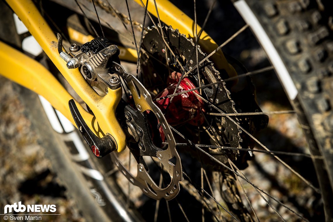 Um den etwa 95 kg schweren ehemaligen Downhill-Weltmeister zu bremsen, muss eine Shimano XT Trail Bremse ausreichen Um den etwa 95 kg schweren ehemaligen Downhill-Weltmeister zu bremsen, muss eine Shimano XT Trail Bremse ausreichen