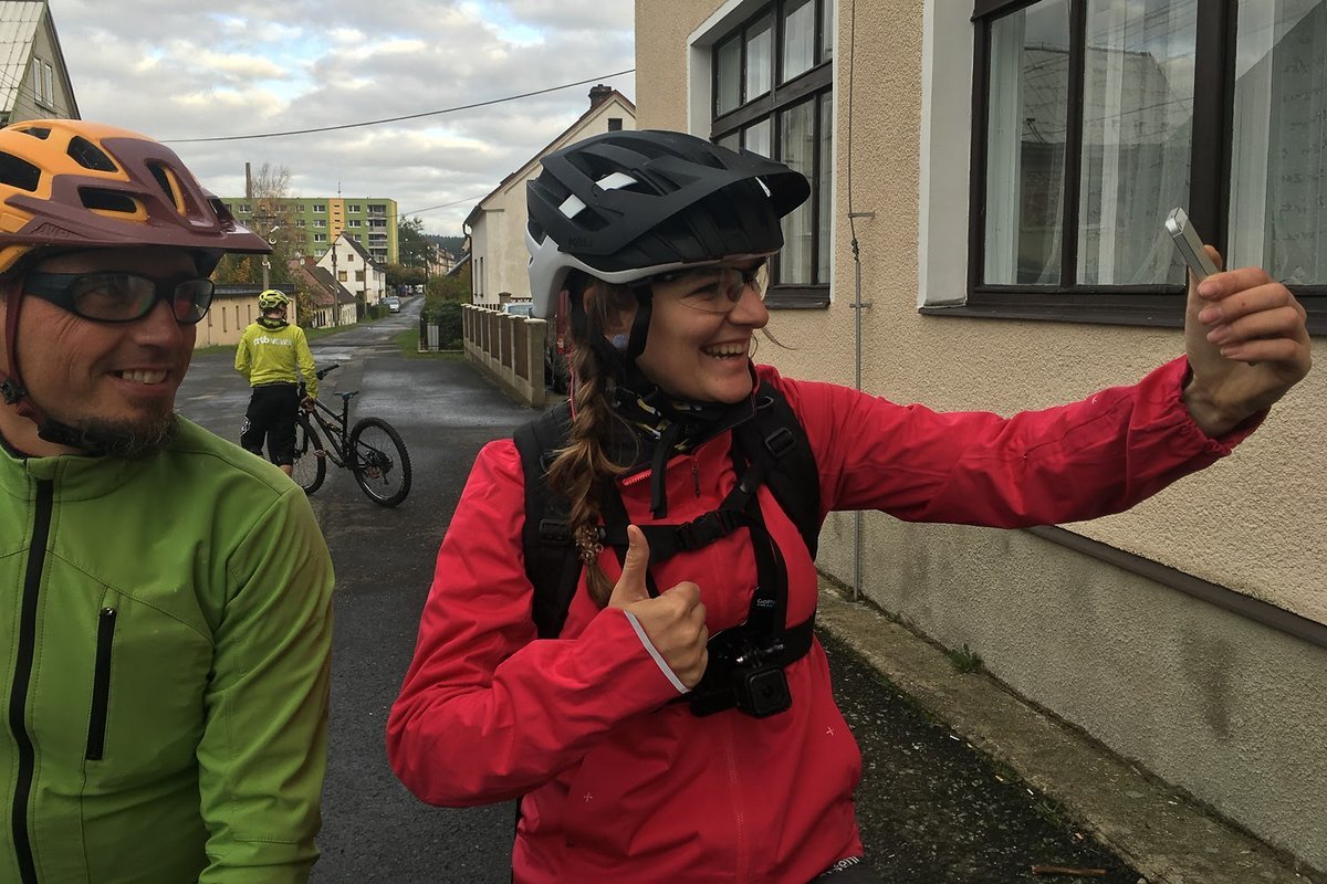 Eins der Dinge, die mir immer peinlich waren (und sind): Selfies. Aber mit Muschi im Rücken war auch das kein Problem mehr. Eins der Dinge, die mir immer peinlich waren (und sind): Selfies. Aber mit Muschi im Rücken war auch das kein Problem mehr.