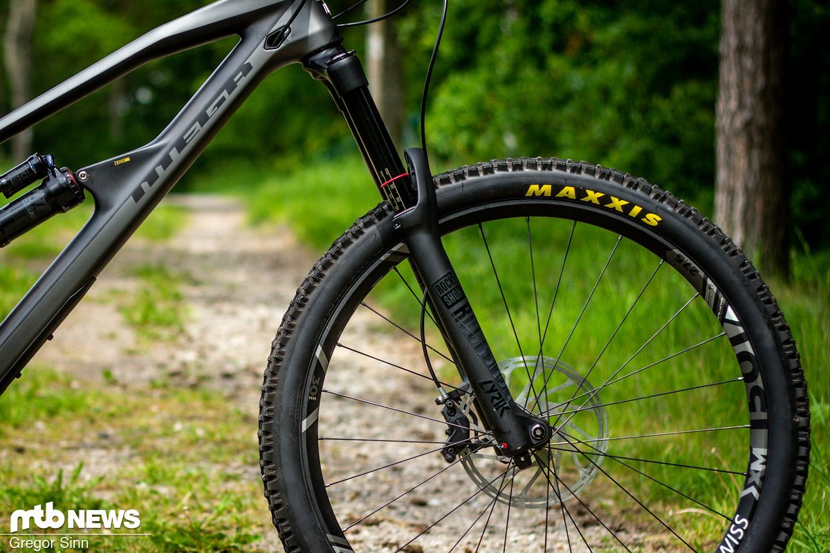 An der Front arbeitet die altbewährte RockShox Lyrik RCT3-Federgabel mit 170 mm Federweg An der Front arbeitet die altbewährte RockShox Lyrik RCT3-Federgabel mit 170 mm Federweg