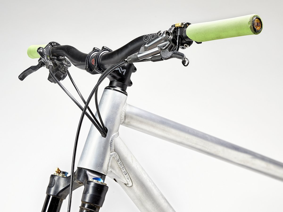 Das Cockpit besteht aus einem Box Components One Lenker und einem Newmen EVO SL Vorbau Das Cockpit besteht aus einem Box Components One Lenker und einem Newmen EVO SL Vorbau