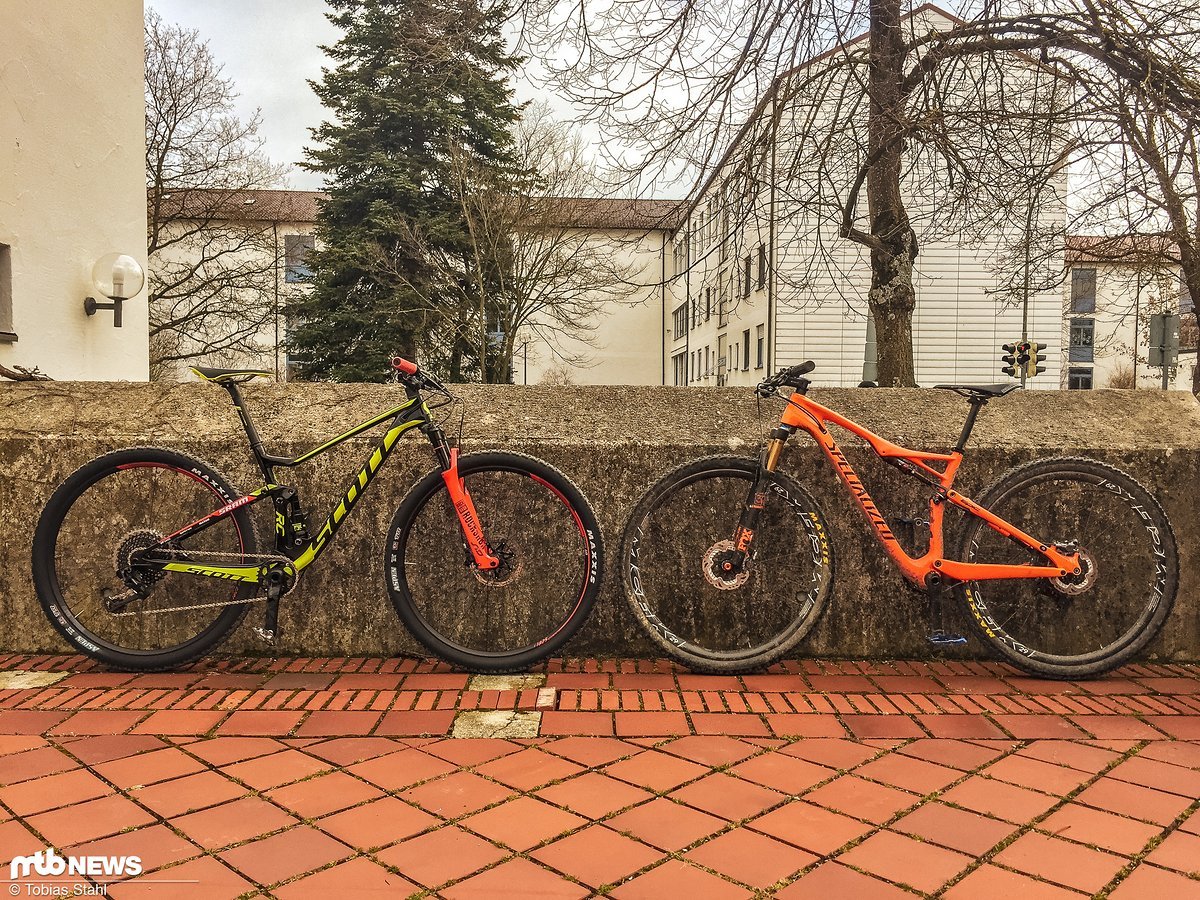 Zwei Bikes, die auch im World Cup um Rennsiege streiten: das Specialized Epic World Cup (Hier die Olympia-Edition von 2016) verkörpert klassische XC-Tugenden Zwei Bikes, die auch im World Cup um Rennsiege streiten: das Specialized Epic World Cup (Hier die Olympia-Edition von 2016) verkörpert klassische XC-Tugenden