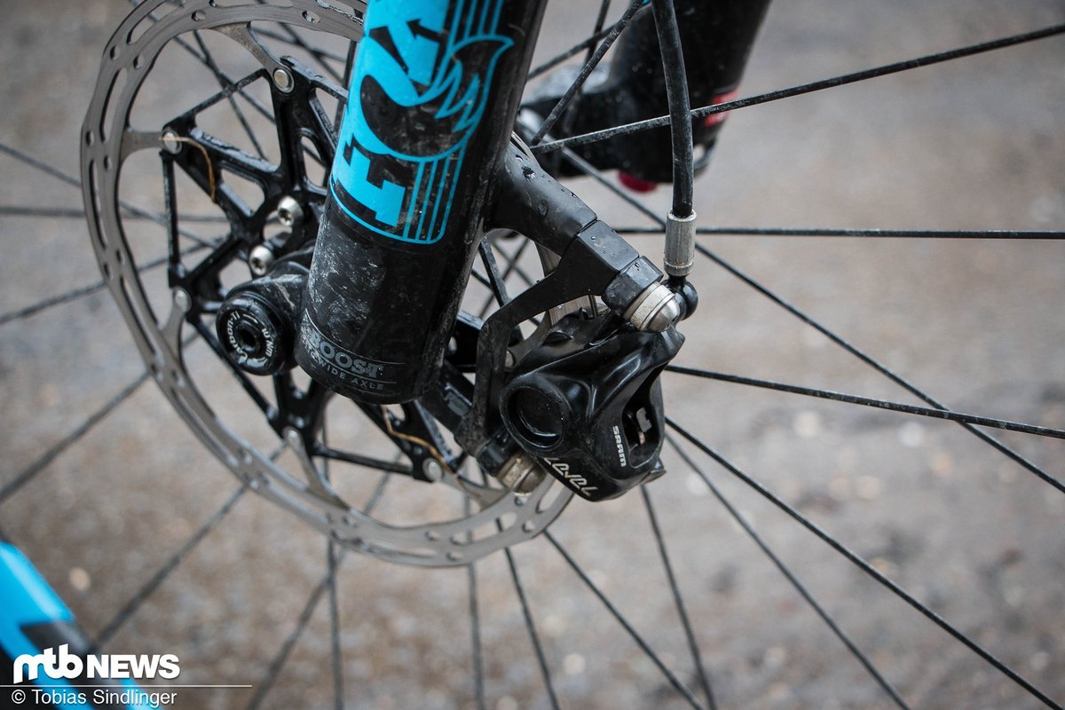 Die SRAM Level-Bremse fügt sich unauffällig ins edle Gesamtbild des Bikes ein. Die SRAM Level-Bremse fügt sich unauffällig ins edle Gesamtbild des Bikes ein.
