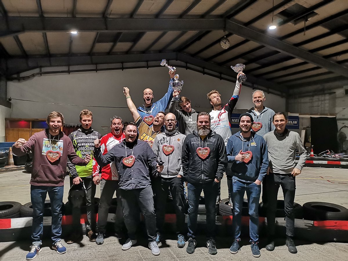 Viele Grüße (auf dem Foto zumindest von einem Teil des Teams) Viele Grüße (auf dem Foto zumindest von einem Teil des Teams)
