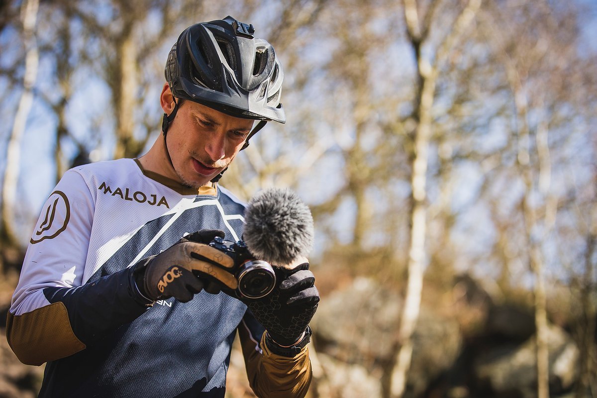 Wenn DER Steve Peat auf seinen Hometrails am Start ist, dann darf die Kamera natürlich nicht fehlen Wenn DER Steve Peat auf seinen Hometrails am Start ist, dann darf die Kamera natürlich nicht fehlen