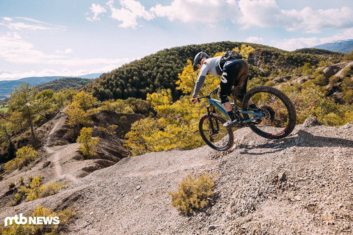 Wir waren beim Pressecamp in Ainsa, in den spanischen Pyrenäen, eingeladen, um das neue Bike auf EWS-Trails zu testen. Wir waren beim Pressecamp in Ainsa, in den spanischen Pyrenäen, eingeladen, um das neue Bike auf EWS-Trails zu testen.