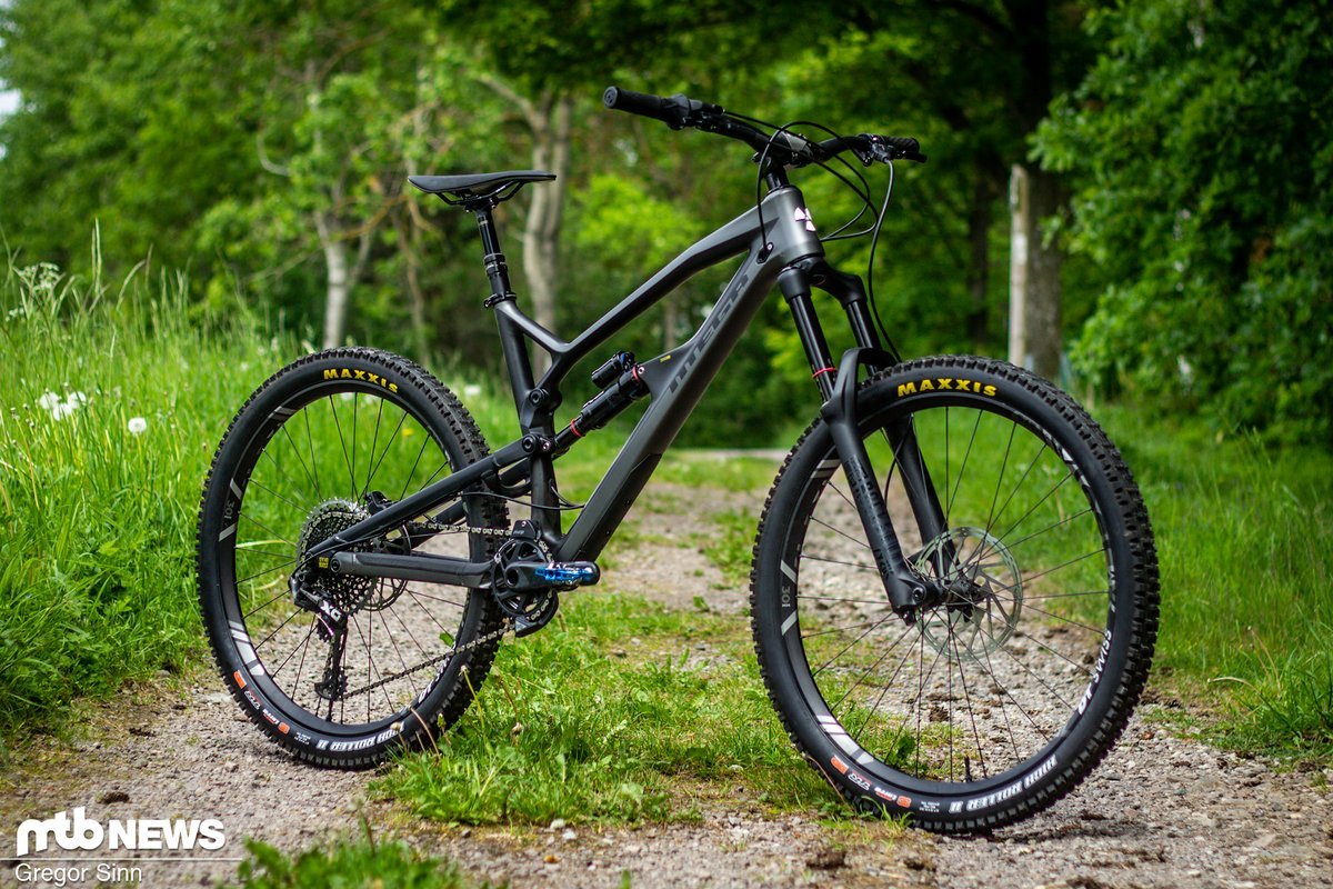 Das Nukeproof Mega 275c RS kommt mit schickem mattschwarzem Carbon-Rahmen, hochwertigem RockShox-Fahrwerk und vollständiger SRAM-Ausstattung inklusive X01 Eagle-Schaltung und Code R-Bremsen daher. Das Nukeproof Mega 275c RS kommt mit schickem mattschwarzem Carbon-Rahmen, hochwertigem RockShox-Fahrwerk und vollständiger SRAM-Ausstattung inklusive X01 Eagle-Schaltung und Code R-Bremsen daher.