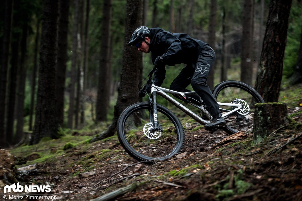 Die sechs Mountainbike-Jacken mussten sich den vergangenen Herbst und Winter über bei verschiedensten Wetterbedingungen beweisen Die sechs Mountainbike-Jacken mussten sich den vergangenen Herbst und Winter über bei verschiedensten Wetterbedingungen beweisen