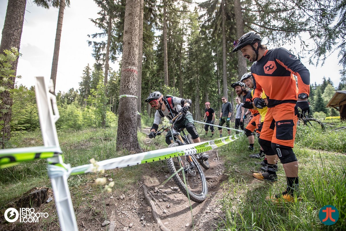 Nach der letzten Stage werden die anderen Fahrer standesgemäß von der TS Trail Ride Crew angefeuert! Nach der letzten Stage werden die anderen Fahrer standesgemäß von der TS Trail Ride Crew angefeuert!