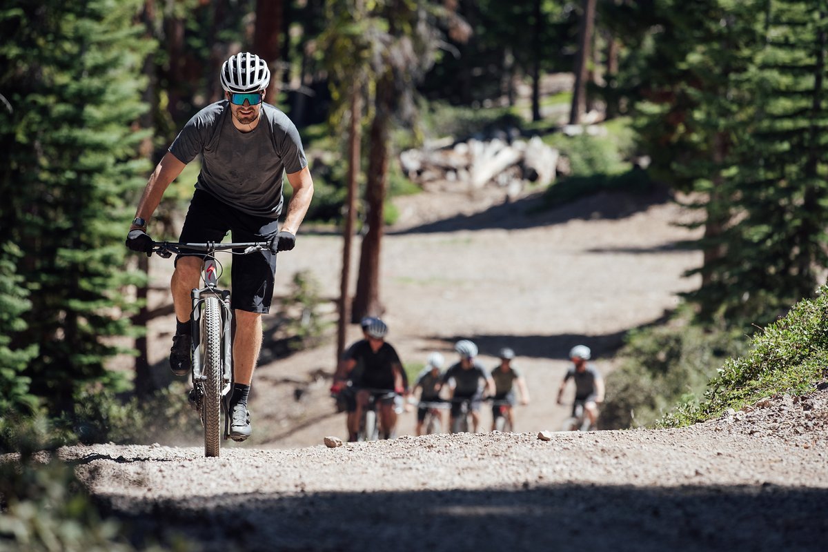 Zügig geht es mit dem Specialized Epic S-Works hinauf. Wüsste man es nicht besser, würde man denken, dass man bei dem geringen Gewicht ein Rennrad unter dem Hintern hätte Zügig geht es mit dem Specialized Epic S-Works hinauf. Wüsste man es nicht besser, würde man denken, dass man bei dem geringen Gewicht ein Rennrad unter dem Hintern hätte