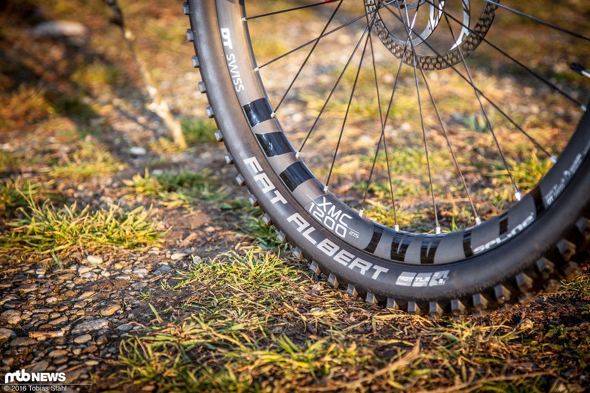 Unser Testreifen ist ein neuer Schwalbe Fat Albert gewesen, der vom Einsatzbereich her ideal zu den leichten aber robusten DT XMC 1200 Spline Laufrädern passen sollte. Unser Testreifen ist ein neuer Schwalbe Fat Albert gewesen, der vom Einsatzbereich her ideal zu den leichten aber robusten DT XMC 1200 Spline Laufrädern passen sollte.