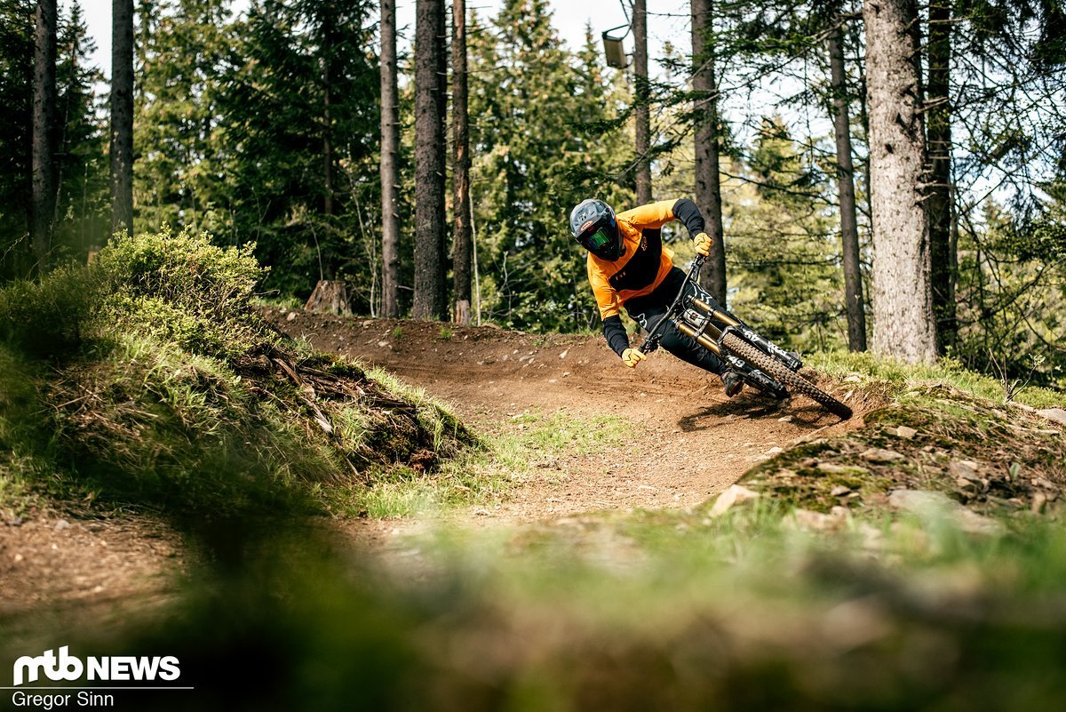 Das Santa Cruz V10 CC 29 X01 fühlt sich erstmal nach ganz schön viel Bike an Das Santa Cruz V10 CC 29 X01 fühlt sich erstmal nach ganz schön viel Bike an