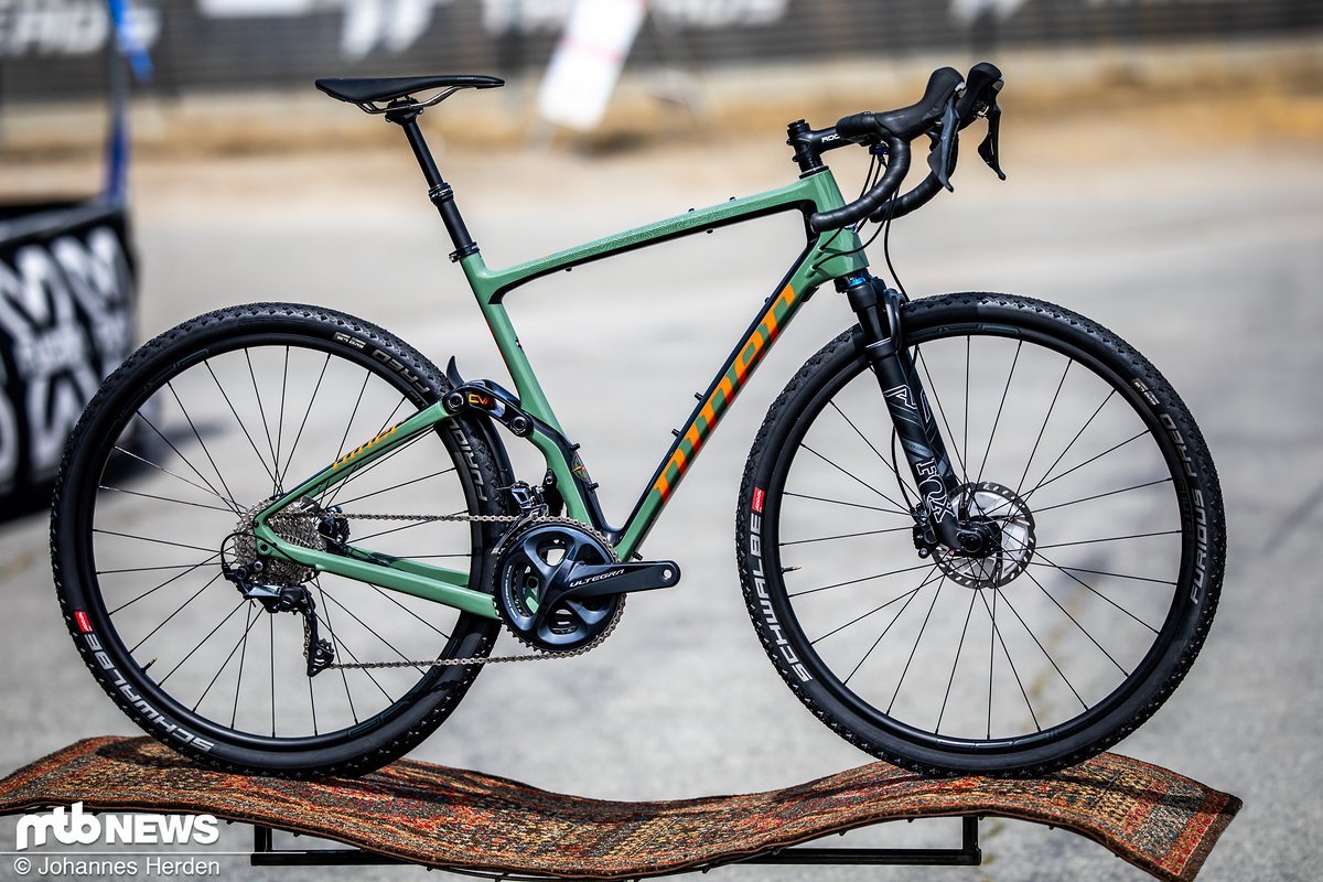 Hatten wir euch bereits vor Kurzem in den News vorgestellt – das Niner MCR 9 RDO ist ein vollgefedertes Gravelbike, das noch in diesem Jahr in Serie gehen soll Hatten wir euch bereits vor Kurzem in den News vorgestellt – das Niner MCR 9 RDO ist ein vollgefedertes Gravelbike, das noch in diesem Jahr in Serie gehen soll