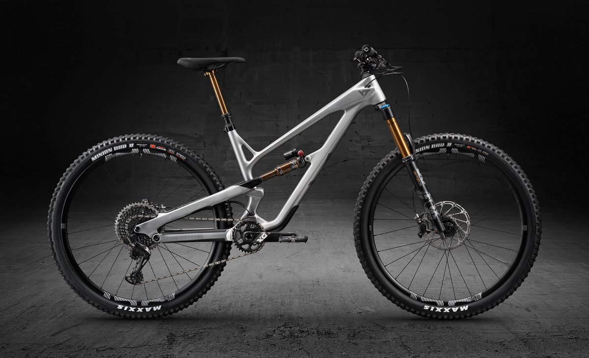 Flaggschiff der Jeffsy-Modelle 2020: Das Jeffsy 29 CF Pro Race für 5.299 €. Flaggschiff der Jeffsy-Modelle 2020: Das Jeffsy 29 CF Pro Race für 5.299 €.
