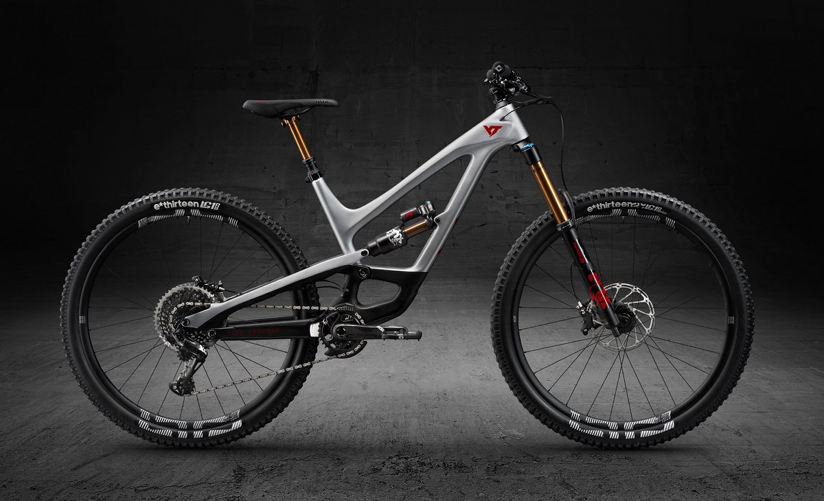Bullig, zweifarbig und so kashimaesk wie auch das Jeffsy-Topmodell: das YT Capra CF Pro Race 29 für 5.499 €. Bullig, zweifarbig und so kashimaesk wie auch das Jeffsy-Topmodell: das YT Capra CF Pro Race 29 für 5.499 €.