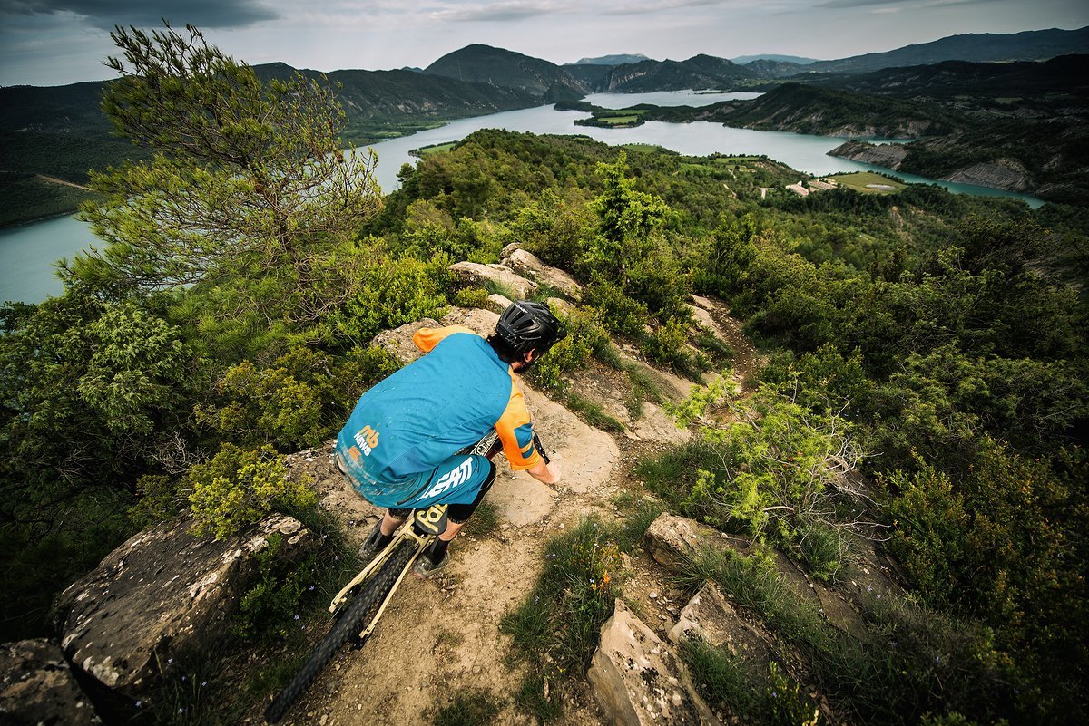 Die EWS-Trails im spanischen Ainsa waren der ideale Ort, um das Race-Bike aus Andorra auf die Probe zu stellen. Die EWS-Trails im spanischen Ainsa waren der ideale Ort, um das Race-Bike aus Andorra auf die Probe zu stellen.