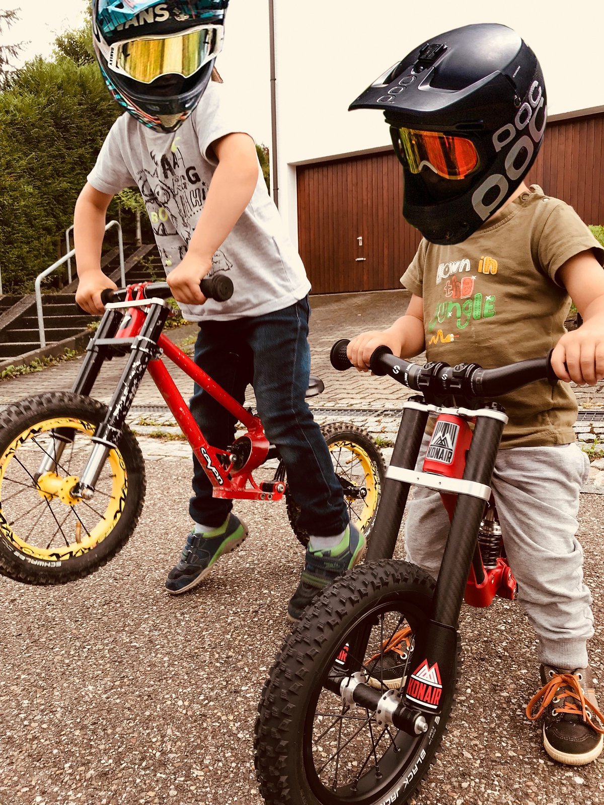 Die zwei Kids haben auf jeden Fall mächtig Spaß mit ihren Bikes Die zwei Kids haben auf jeden Fall mächtig Spaß mit ihren Bikes