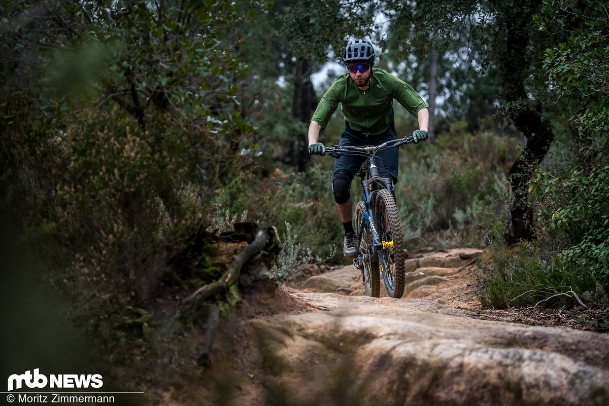 Obwohl es “Enduro” bereits im Namen trägt, fällt das POC Resistance Enduro-Outfit sehr leicht aus und eignet sich mehr für den Touren- und Trail-Einsatz an warmen Tagen Obwohl es “Enduro” bereits im Namen trägt, fällt das POC Resistance Enduro-Outfit sehr leicht aus und eignet sich mehr für den Touren- und Trail-Einsatz an warmen Tagen
