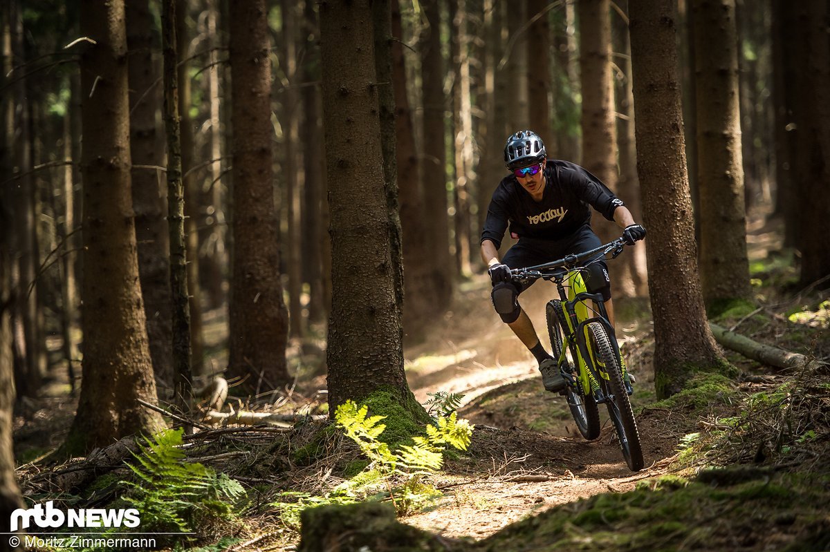 Der Viergelenker-Hinterbau des gelben Enduro-Bikes bietet ausreichend Gegenhalt und erlaubt einen aktiven Fahrstil Der Viergelenker-Hinterbau des gelben Enduro-Bikes bietet ausreichend Gegenhalt und erlaubt einen aktiven Fahrstil