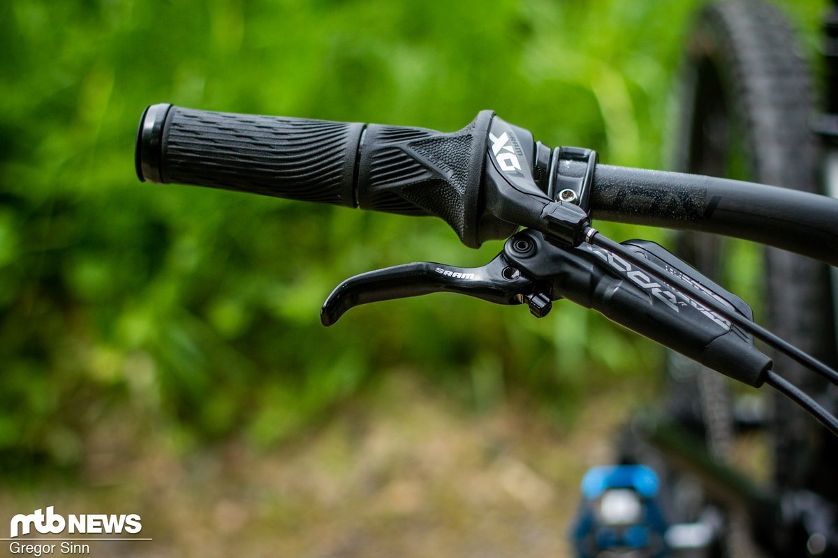 Damit mein lädierter Daumen die 5 Tage Enduro-Geballer durchhält, setze ich neuerdings auf einen SRAM Gripshift-Schalter am Lenker Damit mein lädierter Daumen die 5 Tage Enduro-Geballer durchhält, setze ich neuerdings auf einen SRAM Gripshift-Schalter am Lenker