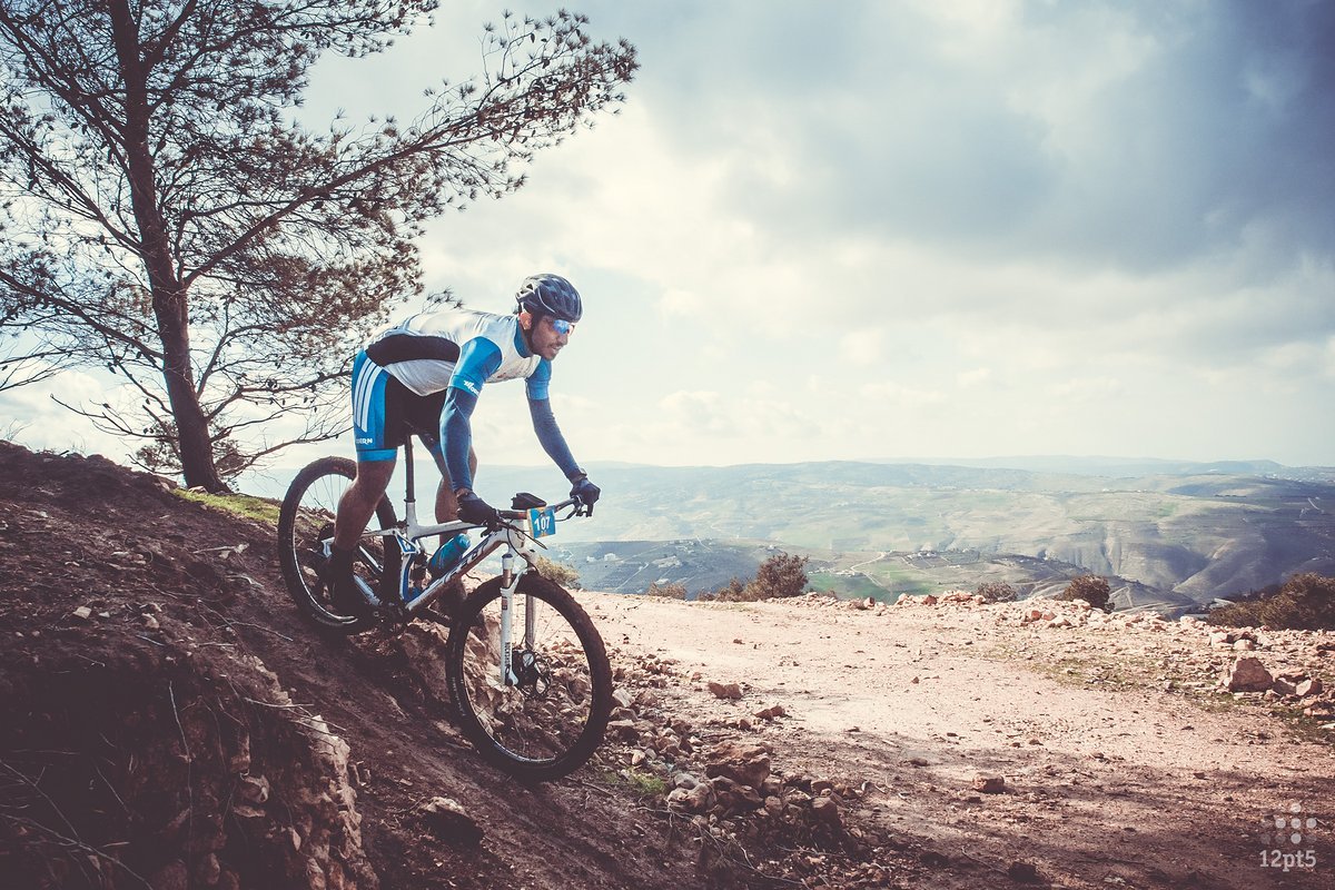 Die endlose Weite Jordaniens mit Downhill-Action Die endlose Weite Jordaniens mit Downhill-Action