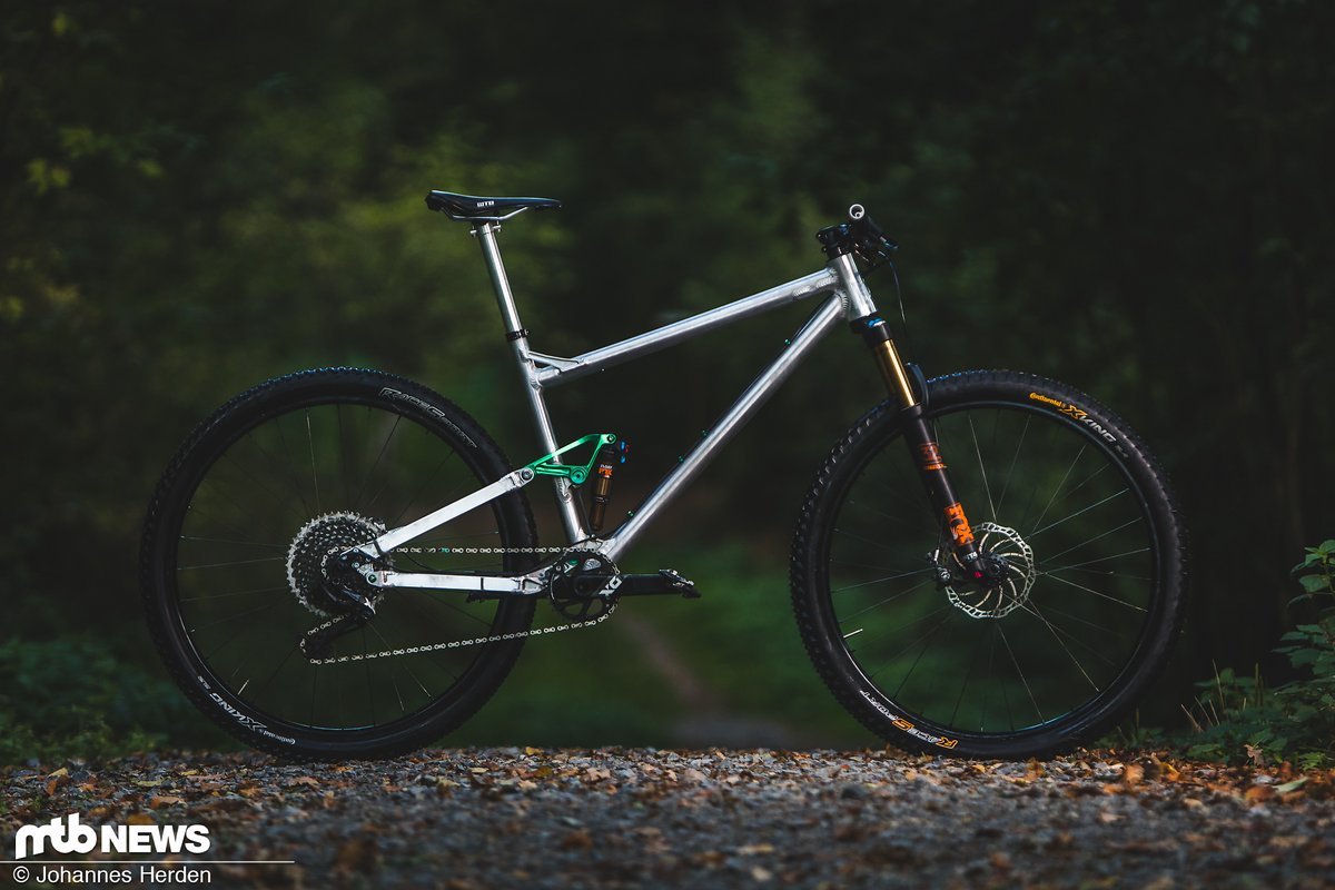 Nicolai Saturn 11 Raceline: Das leichte Fully aus Lübbrechtsen wiegt in der getesteten Ausstattung in Größe L 10.9 kg (ohne Pedale) und kostet 6.999 €. Nicolai Saturn 11 Raceline: Das leichte Fully aus Lübbrechtsen wiegt in der getesteten Ausstattung in Größe L 10.9 kg (ohne Pedale) und kostet 6.999 €.