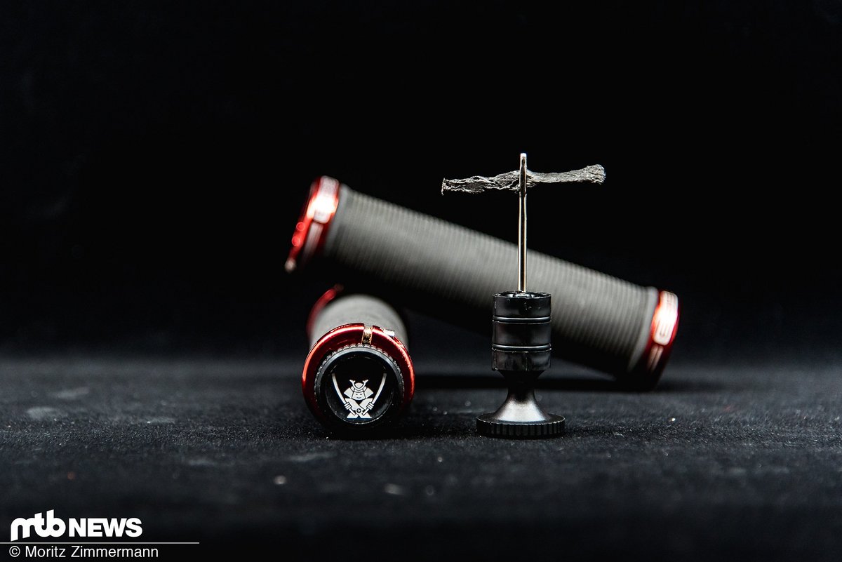 Das Sahmurai Sword lässt sich ganz praktisch transportieren, indem man es einfach über einen Expander in das Lenkerende klemmt Das Sahmurai Sword lässt sich ganz praktisch transportieren, indem man es einfach über einen Expander in das Lenkerende klemmt