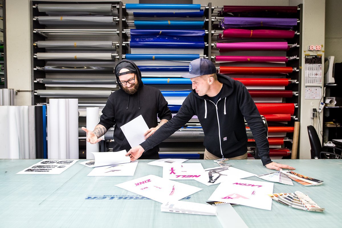 Dennis Dastig (links) zeigt Lars die Entwürfe und Sticker für die Rahmen von Andreu, Ethan und Co. Dennis Dastig (links) zeigt Lars die Entwürfe und Sticker für die Rahmen von Andreu, Ethan und Co.