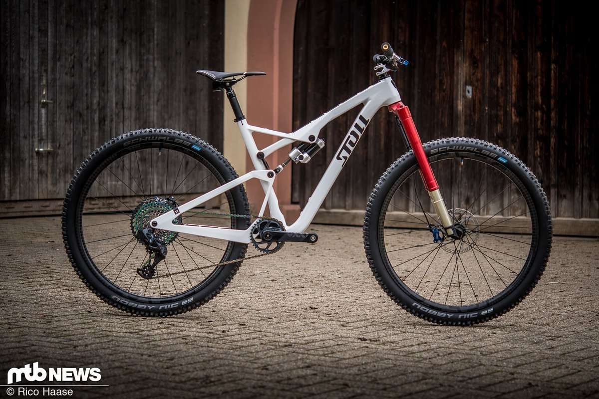 Das weiß-rote Stoll T1 mit Intend-Federgabel, Trickstuff-Bremsen, Anbauteilen von Beast Components und mehr Das weiß-rote Stoll T1 mit Intend-Federgabel, Trickstuff-Bremsen, Anbauteilen von Beast Components und mehr