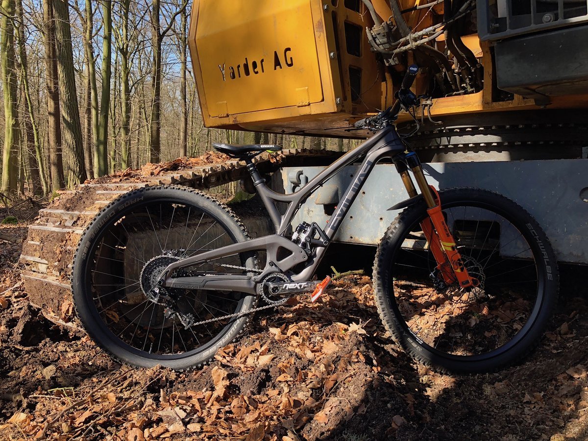 Als Schaltgruppe kommt eine SRAM X01 Eagle samt leichter RaceFace Next SL Kurbel zum Einsatz Als Schaltgruppe kommt eine SRAM X01 Eagle samt leichter RaceFace Next SL Kurbel zum Einsatz