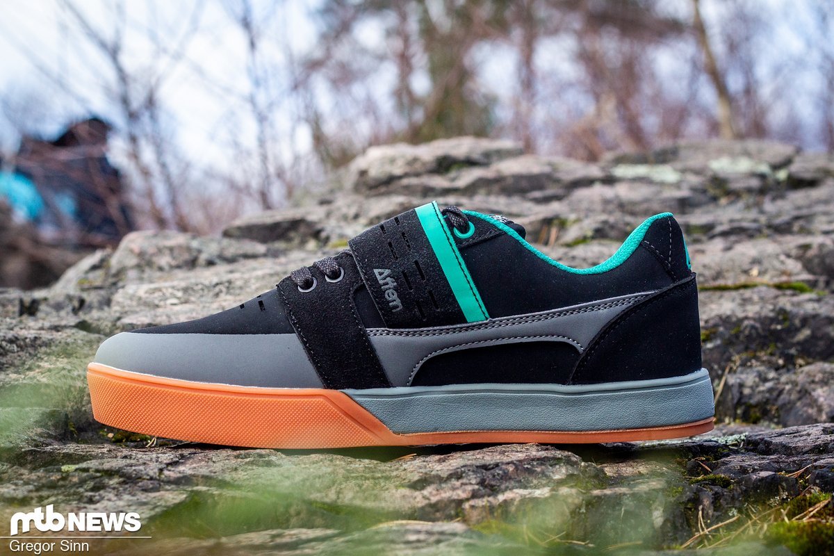 Wir haben das Modell in der Farbe “Turquoise” im Verlauf einer Saison im Enduro und Downhill-Einsatz getestet. Wir haben das Modell in der Farbe “Turquoise” im Verlauf einer Saison im Enduro und Downhill-Einsatz getestet.