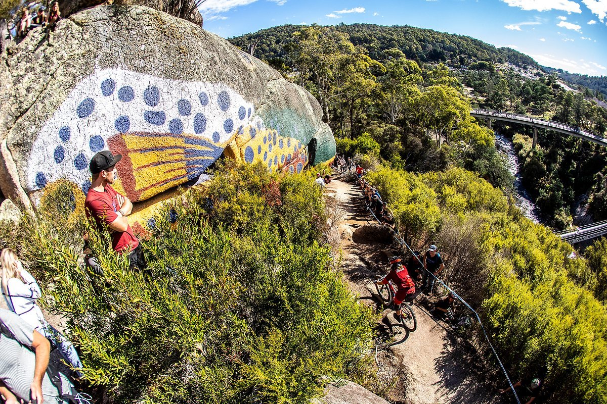 Trouty! Die letze kurze Stage war gesäumt von Zuschauern und der Trail führt mehrheitlich auf einem riesen Rockslap ins Tal. Trouty! Die letze kurze Stage war gesäumt von Zuschauern und der Trail führt mehrheitlich auf einem riesen Rockslap ins Tal.