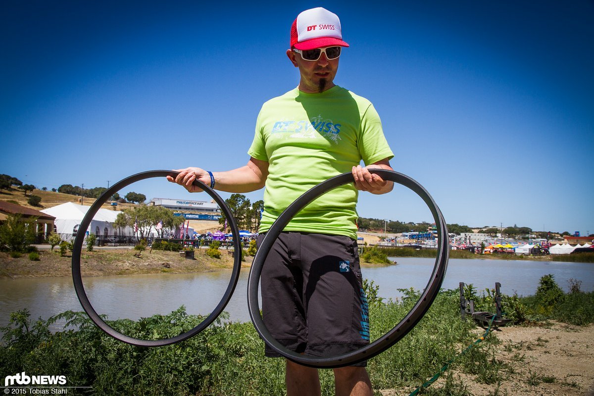Neben der neuen Carbon-Gabel hat DT Swiss auch zwei neue, noch ungelabelte Felgen mit am Start gehabt Neben der neuen Carbon-Gabel hat DT Swiss auch zwei neue, noch ungelabelte Felgen mit am Start gehabt