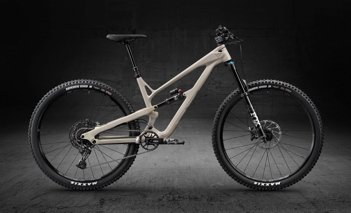 Die günstigste vorgestellte Variante ist das YT Jeffsy 29 CF Comp für 2.999 € – das 27,5"-Modell gibt es für den gleichen Preis. Die günstigste vorgestellte Variante ist das YT Jeffsy 29 CF Comp für 2.999 € – das 27,5"-Modell gibt es für den gleichen Preis.