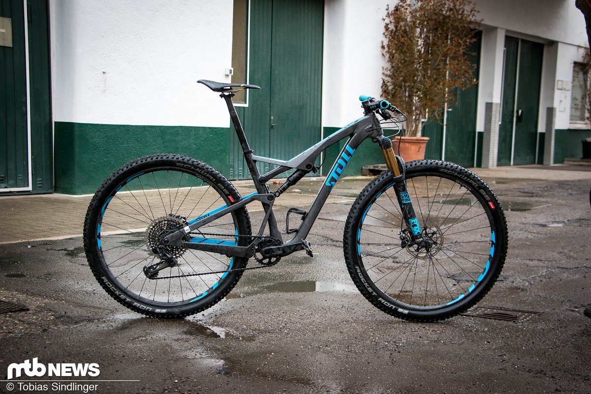 Das Stoll M1 kommt edel daher. Mit unter 10 kg zählt das Bike definitiv zu den absoluten Leichtgewichten auf dem Markt. Das Stoll M1 kommt edel daher. Mit unter 10 kg zählt das Bike definitiv zu den absoluten Leichtgewichten auf dem Markt.
