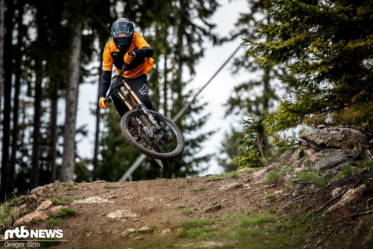 Für ein derartig potentes Bike lässt sich das Santa Cruz V10 erstaunlich leicht in die Luft bewegen Für ein derartig potentes Bike lässt sich das Santa Cruz V10 erstaunlich leicht in die Luft bewegen