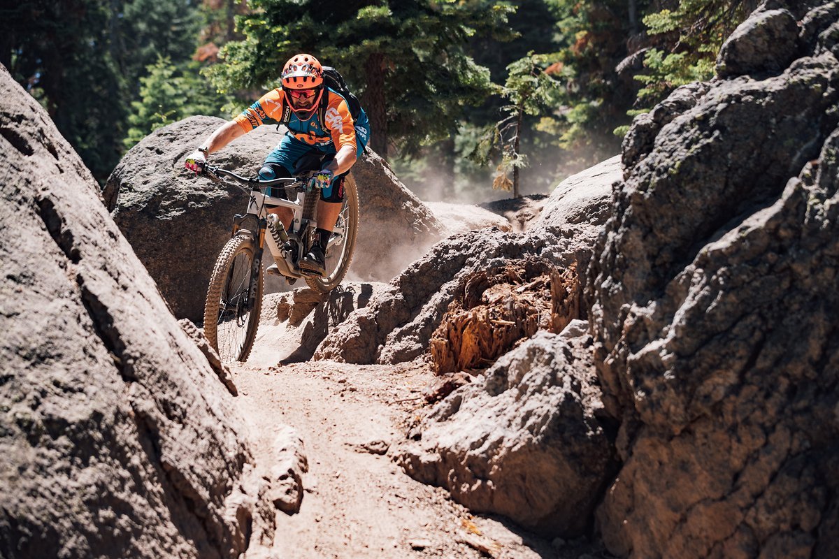 … und Specialized hat das neue Enduro auf den harten EWS-Trails im Northstar-Bikepark in den USA präsentiert. … und Specialized hat das neue Enduro auf den harten EWS-Trails im Northstar-Bikepark in den USA präsentiert.
