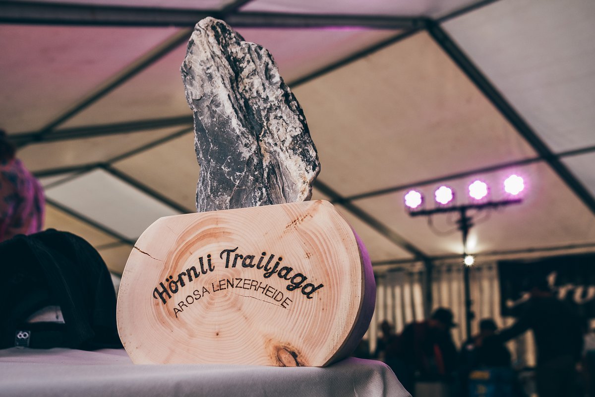 Der Pokal für den Gesamtsieg geht an das Team, das die Durchschnittszeit aller gefahrenen Zeiten ins Ziel gebracht hat Der Pokal für den Gesamtsieg geht an das Team, das die Durchschnittszeit aller gefahrenen Zeiten ins Ziel gebracht hat