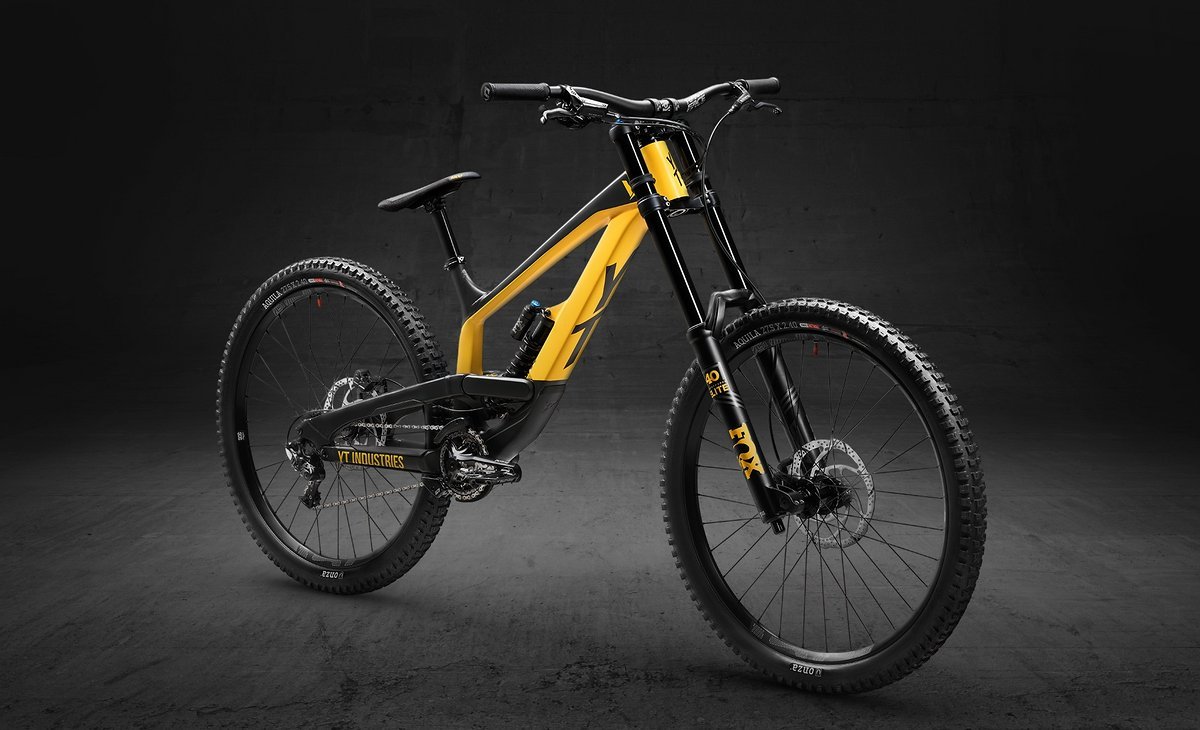 Mit dem YT Tues AL schicken die Forchheimer eine erschwingliche Aluminium-Variante ihres Downhill-Boliden ins Rennen. Mit dem YT Tues AL schicken die Forchheimer eine erschwingliche Aluminium-Variante ihres Downhill-Boliden ins Rennen.