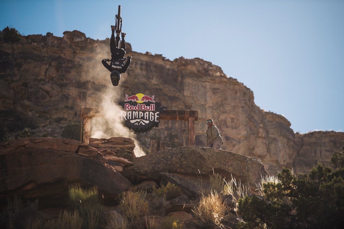 Während sein Bruder, Freeride-Urgestein Cam McCaul, mittlerweile eher hinter dem Kommentatorenpult großer Red Bull-Veranstaltungen Platz nimmt, flippt Tyler McCaul weiterhin fröhlich Utahs Abhänge hinunter. Während sein Bruder, Freeride-Urgestein Cam McCaul, mittlerweile eher hinter dem Kommentatorenpult großer Red Bull-Veranstaltungen Platz nimmt, flippt Tyler McCaul weiterhin fröhlich Utahs Abhänge hinunter.