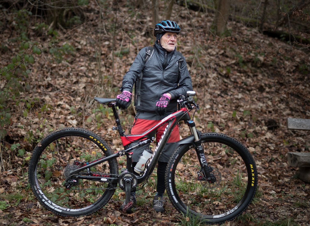 Walter ist auch mit über 80 Jahren noch fast täglich auf dem Rosskopf, dem Freiburger Hausberg Walter ist auch mit über 80 Jahren noch fast täglich auf dem Rosskopf, dem Freiburger Hausberg