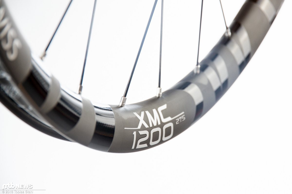 Die DT Swiss XMC 1200 Carbon Felge ist neu entwickelt worden und richtet sich an Trail- und Enduro-Biker Die DT Swiss XMC 1200 Carbon Felge ist neu entwickelt worden und richtet sich an Trail- und Enduro-Biker