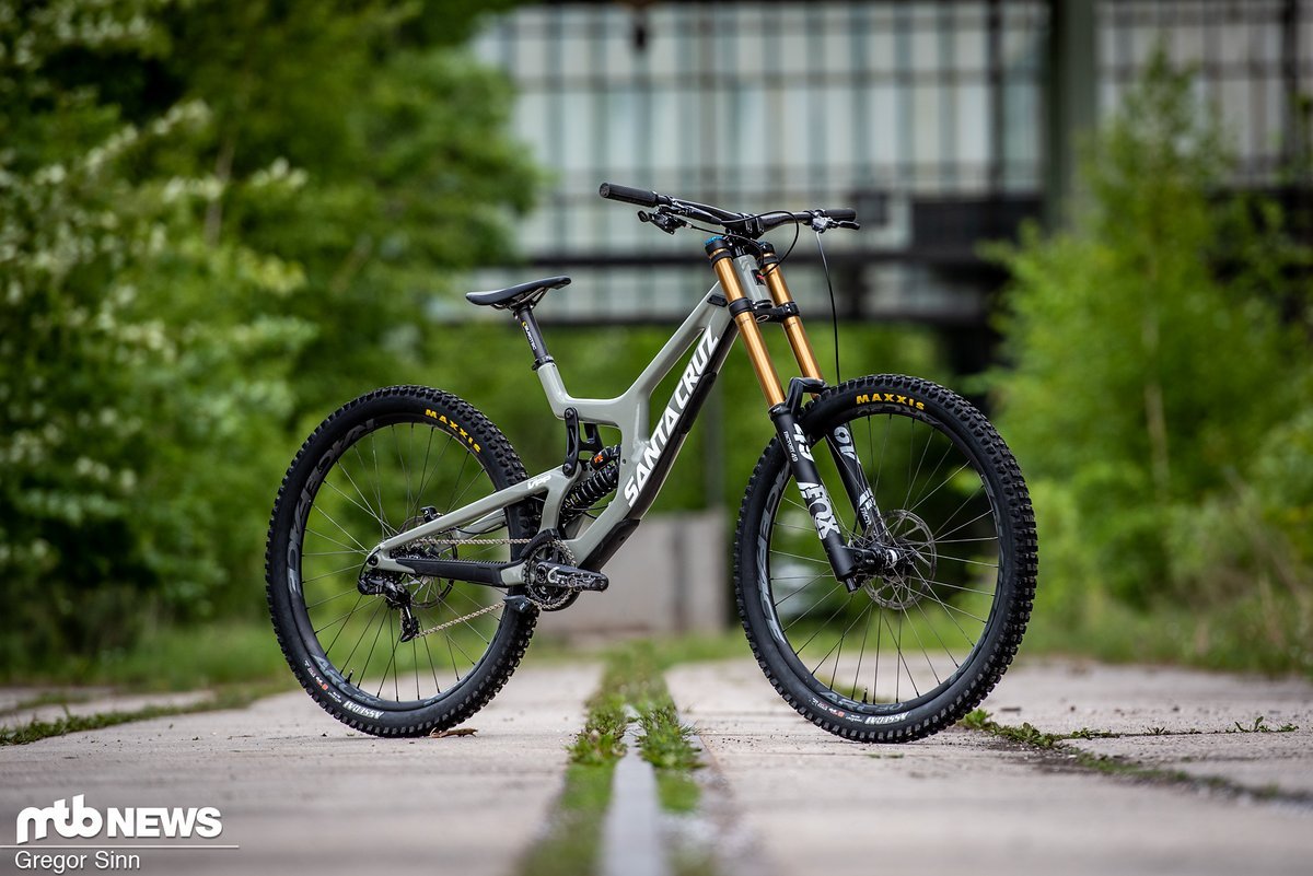 Mit einem 29"-Prototyp des alten V10 hat Santa Cruz die aktuelle 29" DH-Welle ins Rollen gebracht. Das neue Modell ist nun je nach Größe mit 27,5" oder 29"-Laufrädern erhältlich Mit einem 29"-Prototyp des alten V10 hat Santa Cruz die aktuelle 29" DH-Welle ins Rollen gebracht. Das neue Modell ist nun je nach Größe mit 27,5" oder 29"-Laufrädern erhältlich