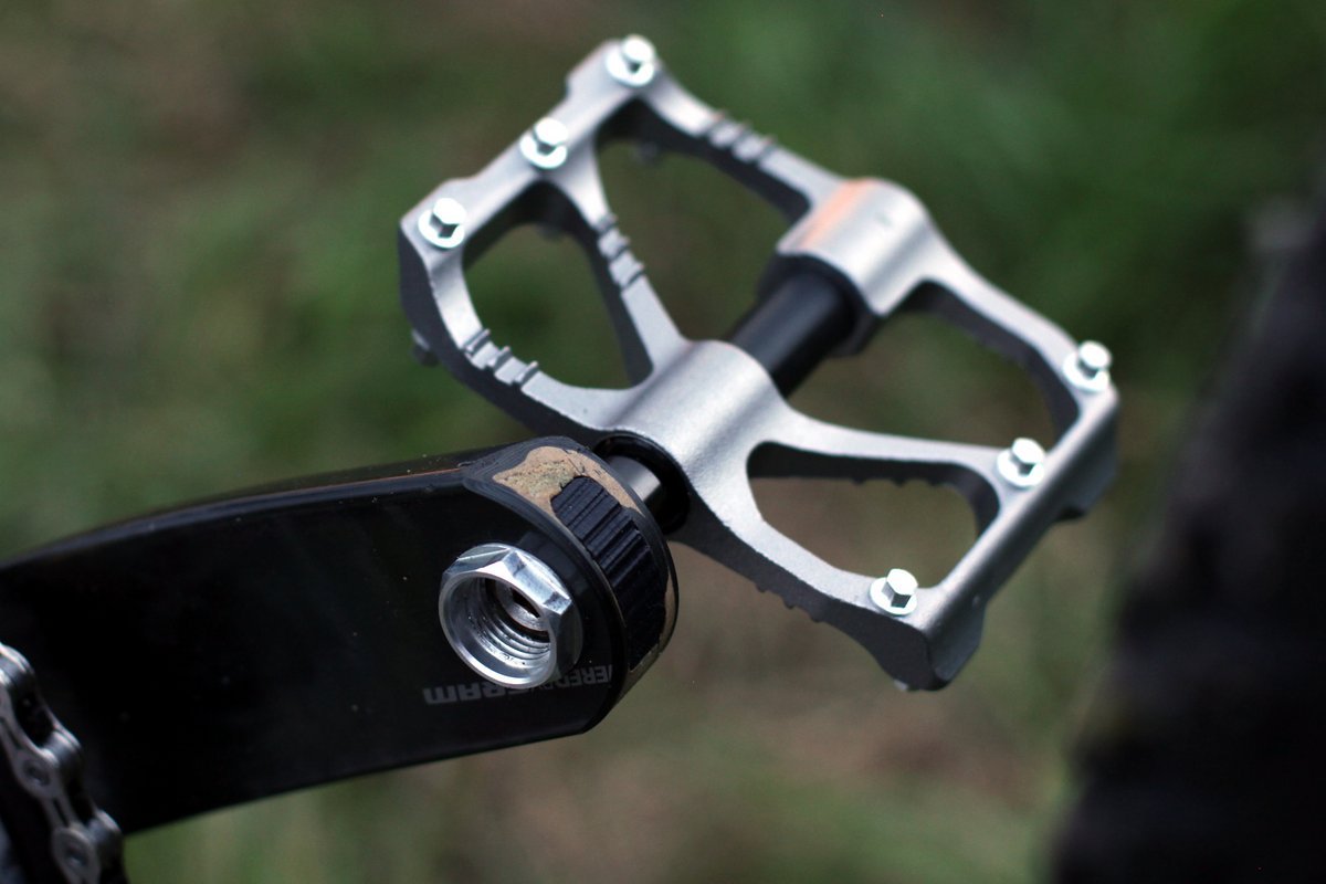 Bearbeitete Promend PD-R87 Plattform-Pedale mit ordentlich Grip an der gekürzten Truvativ Noir Kurbel Bearbeitete Promend PD-R87 Plattform-Pedale mit ordentlich Grip an der gekürzten Truvativ Noir Kurbel