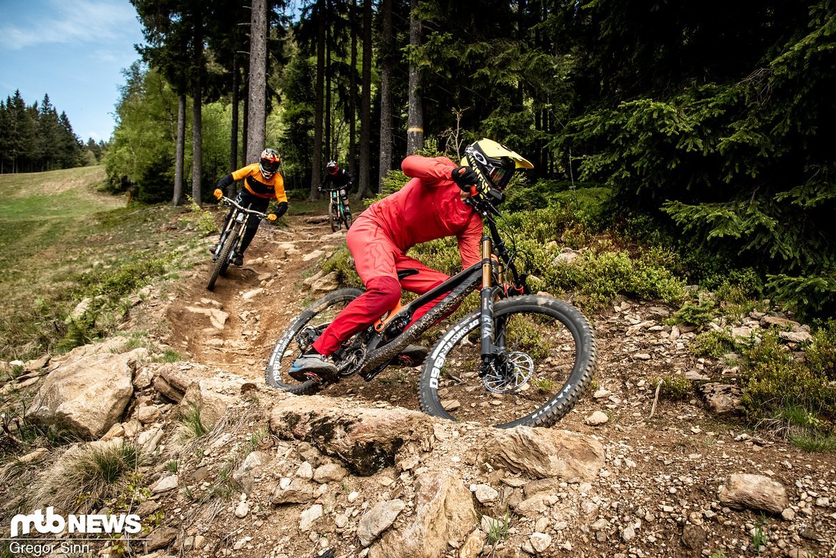 Für unseren Downhill-Vergleichstest mussten sich fünf aktuelle World Cup-Bikes auf einigen der härtesten Strecken Europas duellieren. Für unseren Downhill-Vergleichstest mussten sich fünf aktuelle World Cup-Bikes auf einigen der härtesten Strecken Europas duellieren.