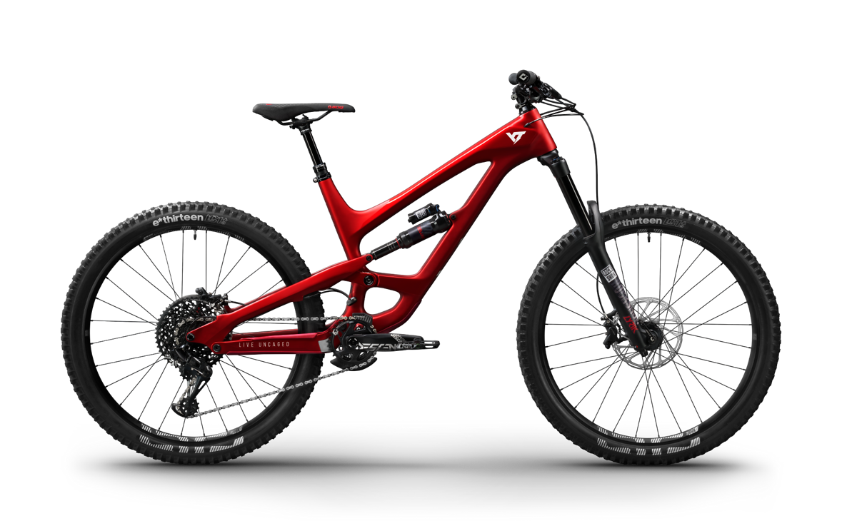 Das Capra CF Pro ist sowohl in 27,5" als auch in 29" erhältlich. Beide Varianten schlagen mit einem Preis von 3.999 € zu Buche. Das Capra CF Pro ist sowohl in 27,5" als auch in 29" erhältlich. Beide Varianten schlagen mit einem Preis von 3.999 € zu Buche.