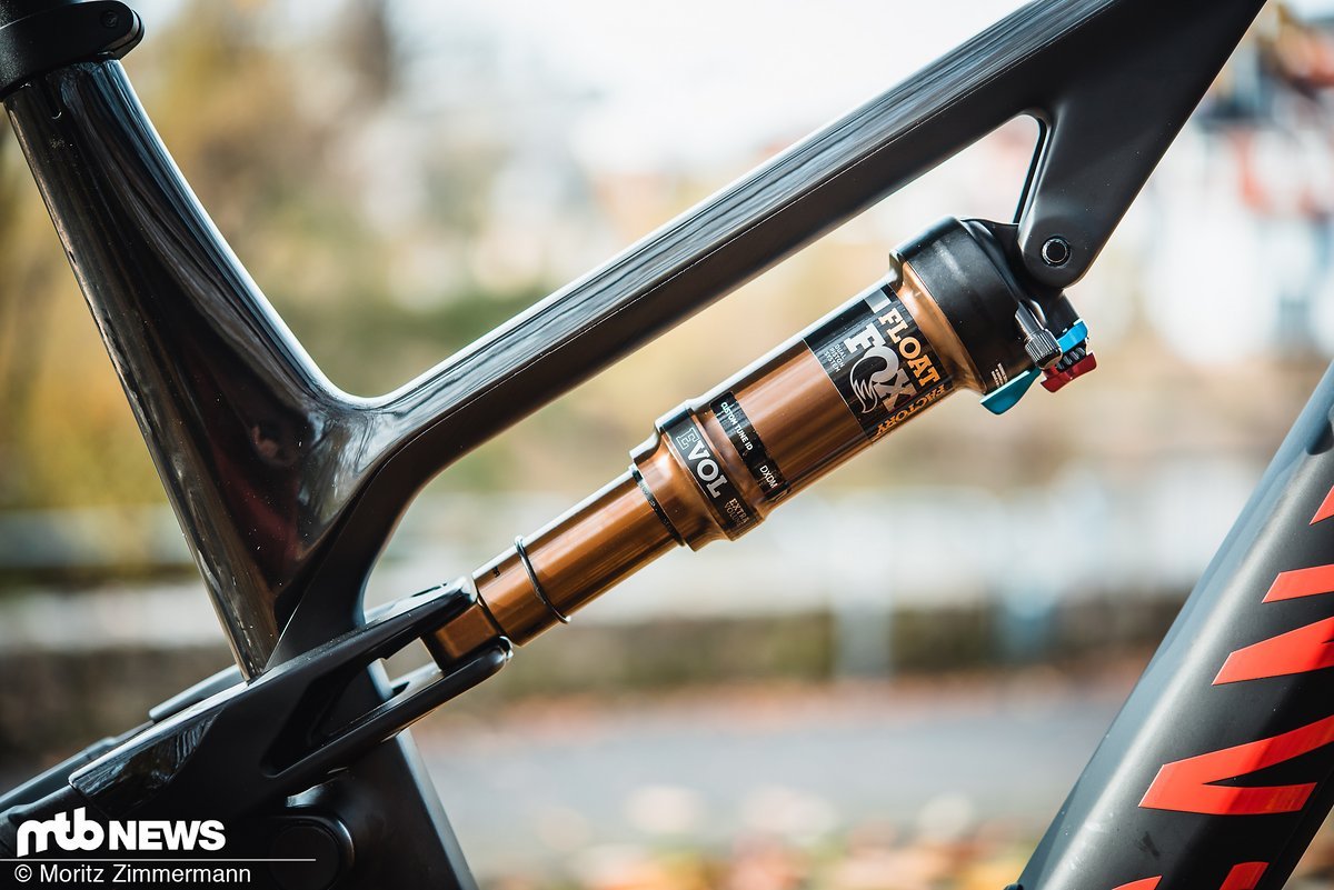 130 mm Federweg bietet das Neuron CF SLX vorne und hinten 130 mm Federweg bietet das Neuron CF SLX vorne und hinten