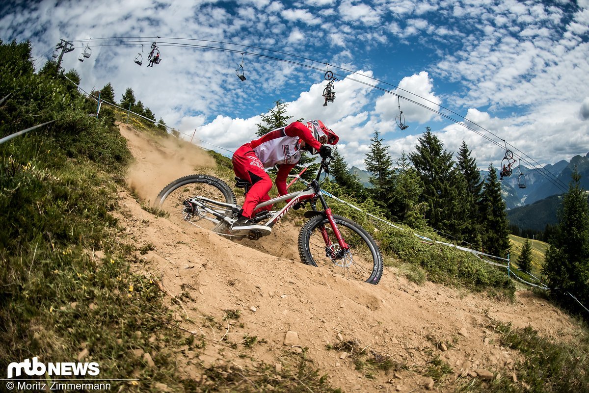 Das Supreme ist eines der erfolgreichsten und beliebtesten Downhill-Bikes. Im Verlauf der vergangenen Saison hat Commençal im World Cup sehr erfolgreich an der neuen Version getüftelt Das Supreme ist eines der erfolgreichsten und beliebtesten Downhill-Bikes. Im Verlauf der vergangenen Saison hat Commençal im World Cup sehr erfolgreich an der neuen Version getüftelt
