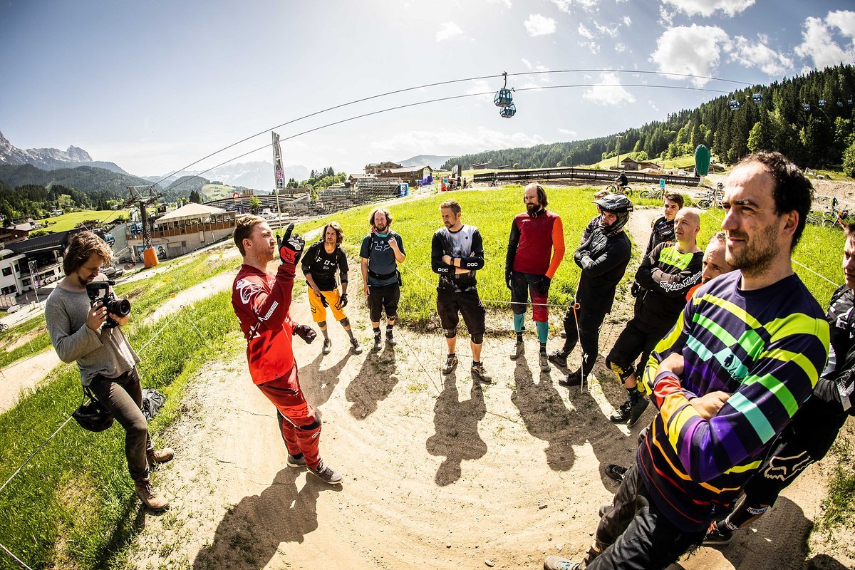 Ab auf die Downhillpiste? Nicht so schnell! Zunächst gab es von Aaron eine Einweisung auf dem Übungsparcours Ab auf die Downhillpiste? Nicht so schnell! Zunächst gab es von Aaron eine Einweisung auf dem Übungsparcours